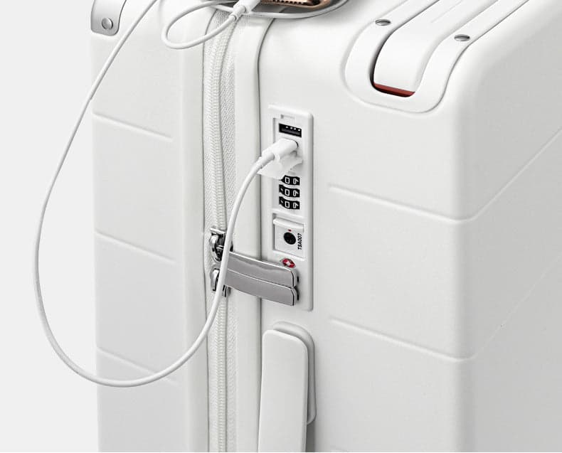 The Reign Man™ Pro Hardside Suitcase with USB Port, photo 2